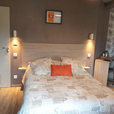 Au Petit Bonheur Bed & Breakfast Saint-Martin-du-Frene Bagian luar foto