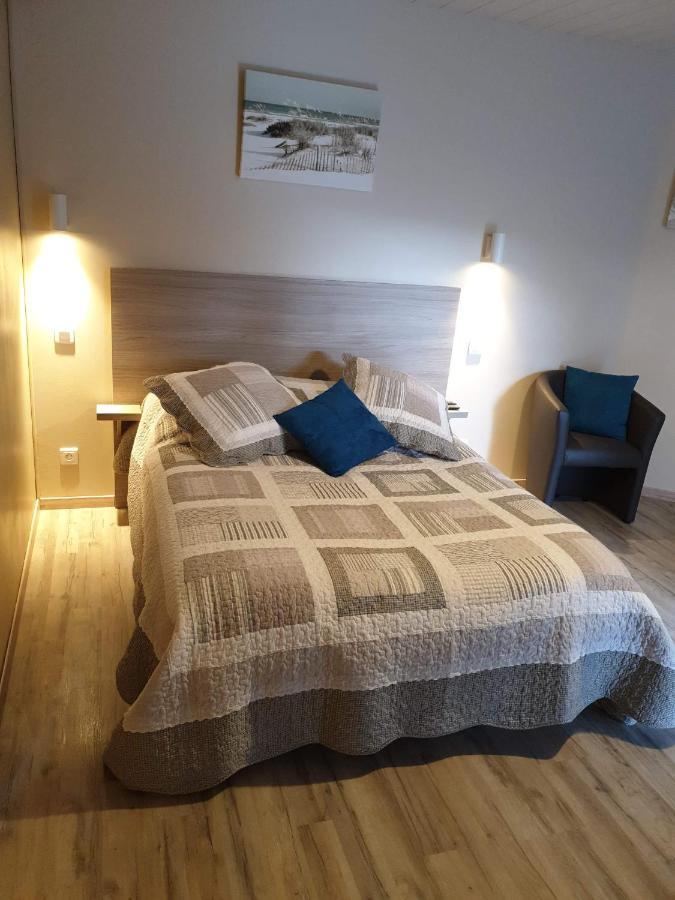 Au Petit Bonheur Bed & Breakfast Saint-Martin-du-Frene Bagian luar foto