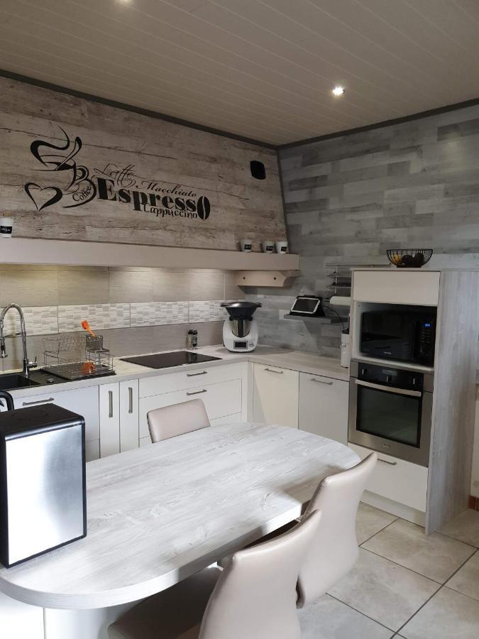 Au Petit Bonheur Bed & Breakfast Saint-Martin-du-Frene Bagian luar foto